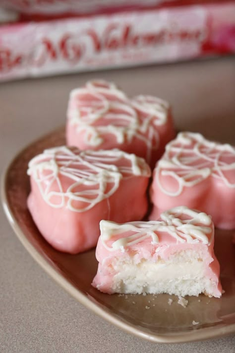 Little Debbie Valentine Cakes, Little Debbie Heart Cakes, Heart Shaped Desserts Valentine Treats, Homemade Little Debbie Snacks, Diy Heart Cake, Valentine’s Day Desserts, Valentines Heart Cake, Valentines Day Dessert Ideas, Valentines Recipe