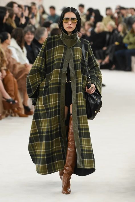 Chloé Fall 2024 Ready-to-Wear Runway, Fashion Show & Collection Review [PHOTOS] Chloe Fashion, Fall Runway, Fashion Trend Forecast, Oversize Fashion, Fashion Project, Runway Trends, Winter Trends, Trendy Fall, Fashion Show Collection