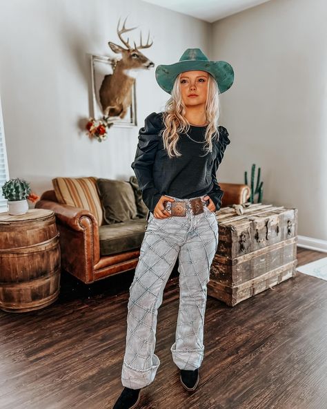 How to transform your wardrobe more into western fashion in 30 Days 🦋✨🤠      You are going to want to use the items in your closet to make this the most affordable route, am I right?      First if you have it, if not you will want to purchase them.       👉 Plain long sleeve, or short sleeve tops. Like white, black, tan/ neutral colors. They can deftly be like other bright colors too but for simplicity start with basics so it doesn’t get complicated for you to follow!       👉 Grab the jeans, a... Cute Western Outfits For School, Western Outfits For School, Cute Western Outfits, Outfits For School, Cowboy Girl, Western Outfit, Plain Jane, Rodeo Fashion, Cowboy Style