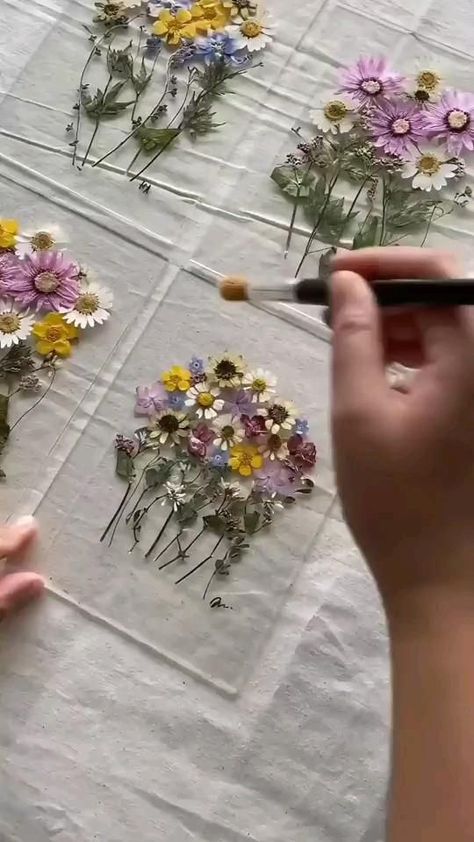 How To Make Pressed Flower Art, What To Do With Dried Flowers, Diy Pressed Flower Art, Dried Flowers Ideas, Pressed Flower Decor, Diy Flower Art, Dried Flower Crafts, Dried Flowers Crafts, Pressed Flowers Diy