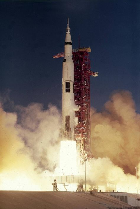 Nighttime Saturn V rocket launch on Apollo 8 mission Telescope Hubble, Apollo 16, Apollo Space Program, Nasa Photos, Nasa Images, Nasa Missions, Space Launch, Apollo Missions, Planetary Science