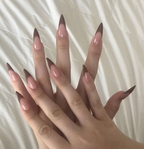 Cute Pointy Acrylic Nails, Brown Stelito Nails, Brown Stilleto Nails Long, Brown Pointy Nails, Brow Nail Designs, Chocolate Nails Design Brown, Brown Stilleto Nails Designs, Brown Stiletto Nails Design, French Tip Stilleto Nail