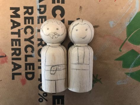 Painted Wooden Peg Dolls, Diy Painted Wooden Peg Dolls, Painting Wooden Peg Dolls, How To Paint Peg Doll Faces, Wooden Peg People Ideas, How To Make Peg Dolls, Peg Dolls Painting, Wood Dolls Diy, Painted Wooden Dolls