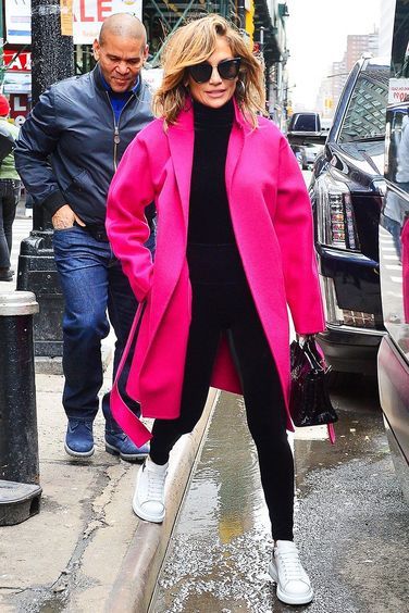 Pink Coat Outfit, Pink Cardigan Outfit, Pink Jacket Outfit, Leggings And Sneakers, Hot Pink Outfit, Hot Pink Cardigan, Parisienne Chic, Legging Outfits, Pink Coat