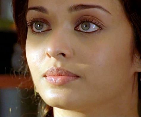 Aishwarya Rai beautiful pics #AishwaryaRai #beautiful #Bollywood #actress Aishwarya Rai Face, Aishwarya Rai Wallpaper, Aishwarya Rai Makeup, Aishwarya Rai Pictures, Aishwarya Rai Photo, Beauty Hacks Lips, She Is So Beautiful, Aishwarya Rai Bachchan, Beautiful Muslim Women