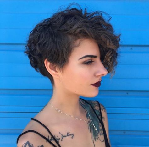 Short asymmetrical curly haircut Short Rocker Hair, Bob Lung, Short Asymmetrical Haircut, Rocker Hair, Curly Haircut, Short Curly Pixie, Asymmetrical Haircut, Asymmetrical Hairstyles, Short Curly Haircuts