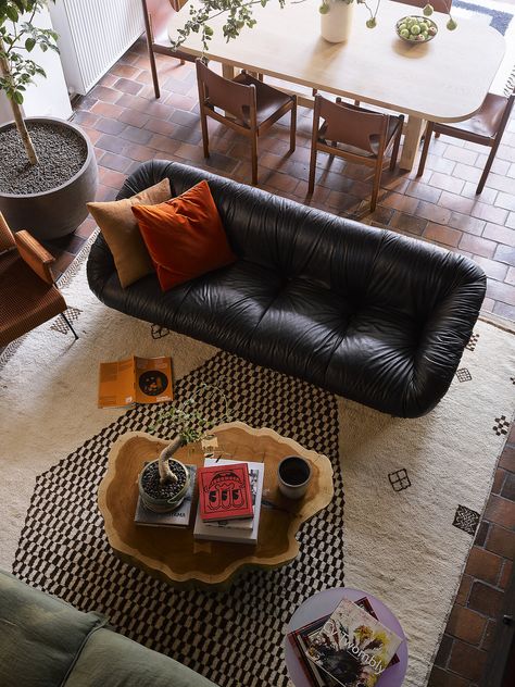 Troye Sivan House by Flack Studio | Australian Interior Design Awards Black Leather Couch, Flack Studio, Modern Home Decor Ideas, Leather Couches, Australian Interior Design, Interior Design Awards, Troye Sivan, Apartment Inspiration, Mid Century House