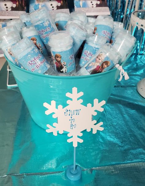 Cotton candy snow to go Winter Holiday Party, Frozen Party, Winter Holiday, 4th Birthday, Ice Skating, 3rd Birthday, Winter Holidays, Candy Bar, Cotton Candy