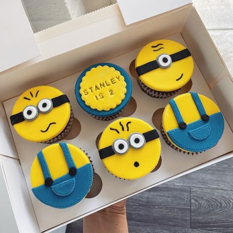 Minions Cupcakes Ideas, Minion Doughnut, Character Cupcakes Ideas, Minion Cupcake Cake, Cupcake Minions, Minions Desserts, Minions Cookies, Minions Birthday Cake, Despicable Me Cupcakes