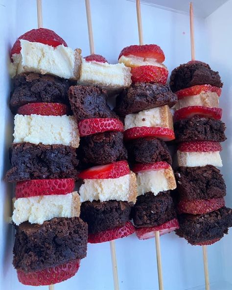 Brownie Kabobs, Brownie Cheesecake, Adventure Seeker, Junk Food Snacks, Food Babe, Food Therapy, Yummy Comfort Food, Sweet Snacks Recipes, Food Recepie