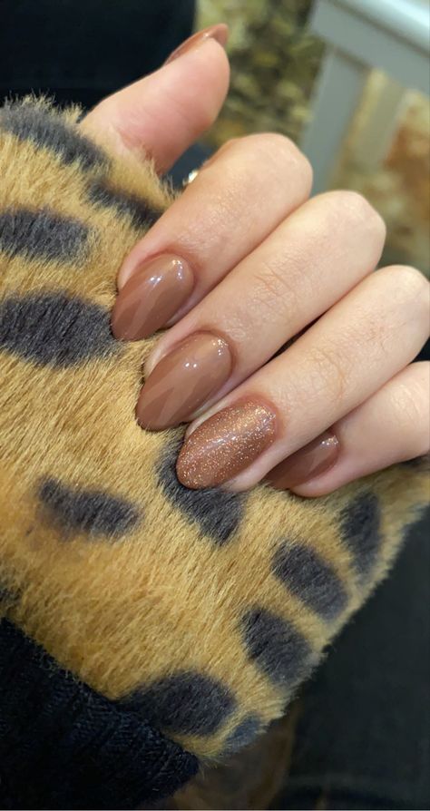 Brown Nail Art Designs Glitter, Nail Art Aesthetic Pastel Brown, Light Brown Glitter Nails, Short Nails Brown Design, Glitter Nails Brown, Brown Nails Sparkle, Short Light Brown Nails, Glitter Brown Nails, Nail Art Simple Brown