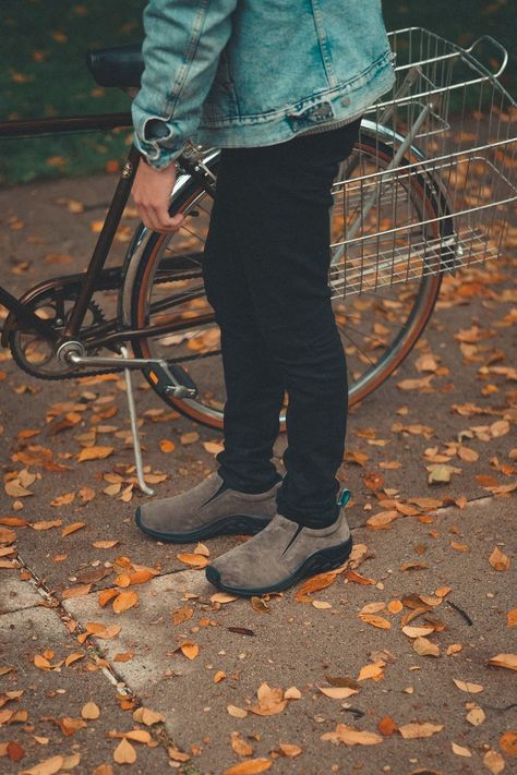 slip on shoes for fall outfits, photo cred: @atrium_iso Merrell Jungle Moc Outfit, Birkenstock Clog Outfit, Birkenstock Boston Outfit, Blundstone Style, Retro Hiking, Clog Outfit, Boston Outfits, Shoes For Fall, Blundstone Boots