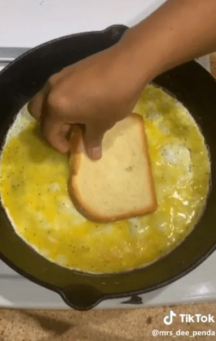 This Egg Sandwich Is Going Viral On TikTok and I See Why Easy Egg Breakfast, Easy Breakfast Sandwich, Omlet Recipes, Egg Recipes For Dinner, Egg Sandwich Recipe, Fried Egg Sandwich, Eggs Dinner, Easy Egg Recipes, Breakfast Sandwich Recipes