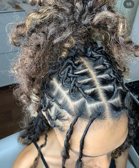 Short Faux Locs, Faux Locs Colored, Faux Locs Styles, Chic Hairstyle, Crochet Faux Locs, Locs Styles, Cute Dreads, Faux Locs Hairstyles, Synthetic Dreadlocks