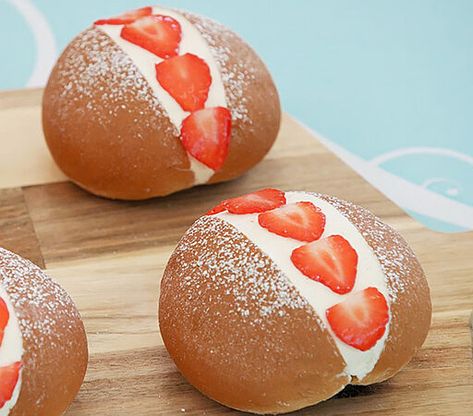 Devon Split Buns, Devonshire Splits Paul Hollywood, Devonshire Split Buns, English Baking Recipes, Advanced Baking Recipes, British Baking Recipes, Devonshire Splits Recipe, The Great British Baking Show Recipes, Devonshire Split