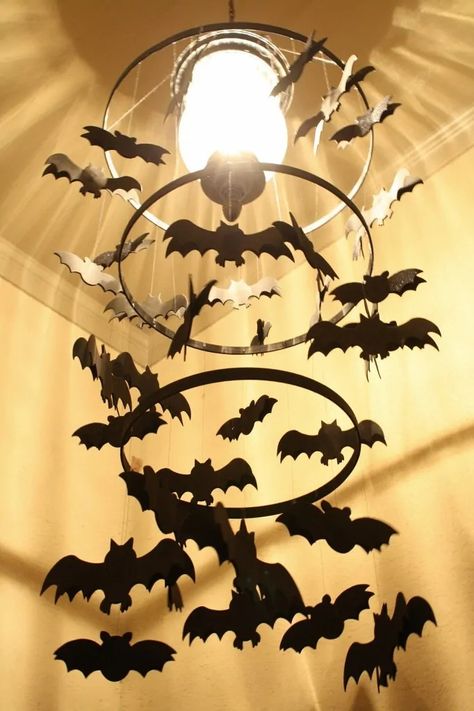 Homemade Halloween Decorations - Quick & Easy! Bat Chandelier, Plaid Pumpkins, Diy Halloween Dekoration, Disney Videos, Strašidelný Halloween, Dekorasi Halloween, Table Halloween, Halloween Decor Diy, Halloween Fest