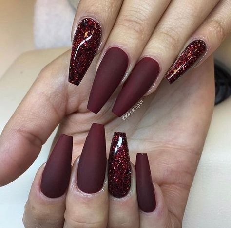 Manucure tendance automne hiver 2018 2019. Rouge foncé, bordeaux mat. Vernis à paillette bordeaux. Facile à faire, idéal pour les fêtes et noël. Manicure trend fall winter 2018 2019. Dark red, burgundy mat. Burgundy glitter varnish. Easy to do, ideal for parties and Christmas. Tendencia de manicura otoño invierno 2018 2019. Rojo oscuro, tapete burdeos. Barniz brillo burdeos. Fácil de hacer, ideal para fiestas y navidad. Maroon Acrylic Nails, Ongles Gel Violet, Nails Burgundy, Pedicure Gel, Dark Nail Designs, Gold Acrylic Nails, Unghie Nail Art, Maroon Nails, Edge Nails