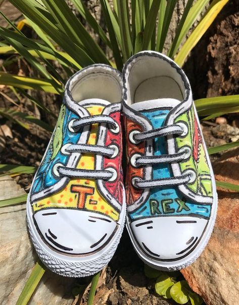 T-Rex shoes created with Copic markers. Black accents create a comic book look Posca Marker Shoes, Fabric Marker Sneakers, Custom Shoes Posca, Graffiti Shoes Art, Monster Truck Painted Shoes, Converse Design, Create A Comic, Artsy Gift, Black Accents