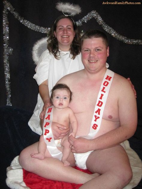 this child is scarred for life. who would think this looks appropriate to send out on a Christmas card? I love these awkward family photo sites.. too funny. Awkward Family Christmas, Funny Christmas Photos, Awkward Photos, Holiday Portraits, Awkward Family Photos, Christmas Family Photos, Fair Play, Glamour Shots, Poor Children