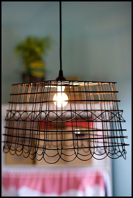 DIY pendant so awesome :-) Diy Wire Basket, Anthropologie Hacks, Luminaria Diy, Diy Pendant Light, Diy Lampe, Basket Lighting, Deco Luminaire, Diy Lamp, Wire Baskets