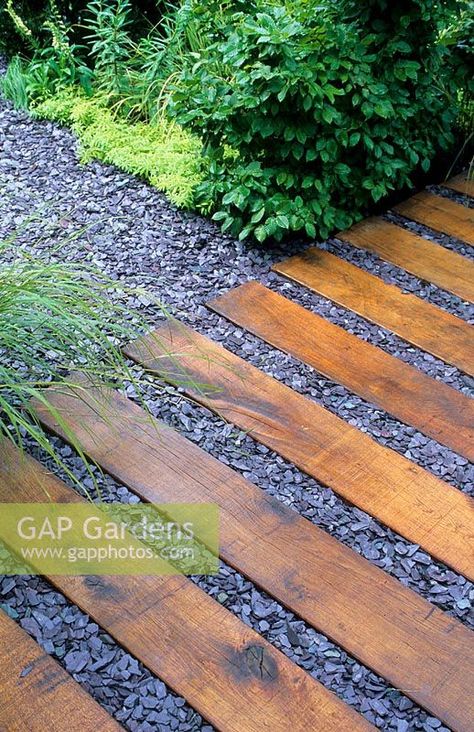 Green oak paving with slate chippings Slate Chip Pathway, Slate Outdoor Walkway, Slate Chippings Garden Ideas, Slate Chips Landscaping, Slate Garden Ideas, Slate Chippings Garden, Slate Patio Ideas, Rice Image, Garden Entry