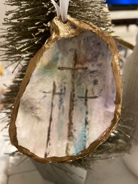 Triple Cross Oyster Ornament - Etsy Painted Seashell Ornaments, Christmas Oyster Shells, Oyster Ideas, Decoupage Seashells, Oyster Wreath, Oyster Christmas, Oyster Shell Christmas Ornaments, Oyster Decor, Oyster Shells Diy