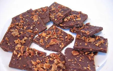 Sweet and Savory Chocolate Bacon Bark Recipe Bacon Bark, Bacon Wrapped Corn, Savory Chocolate, Bacon Candy, Chocolate Bark Recipes, Chocolate Covered Bacon, Bark Candy, Toffee Bark, Chocolate Bark Recipe