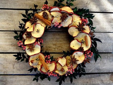 Apple Wreath Diy, Fruit Christmas Wreath, Dried Fruit Christmas, Museum Decor, Dried Apple Slices, Fruit Christmas, Wreath Kitchen, Apple Wreath, Eco Christmas