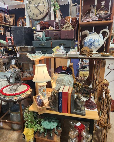 😎 Cool off. Come shop. #antiquemall #nwi #chicagovintage #aamhighland #vintageshop #shoppinghaul #vintagevibes Antique Shop Display Ideas, Shop Display Ideas, Antique Shop Display, Antique Booth Ideas, Antique Booth, Booth Ideas, Antique Shop, Antique Mall, Shop Display