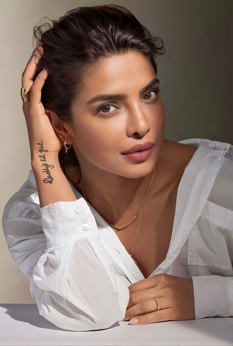 Priyanka Chopra Style Photoshoot, Prianka Copra Aesthetic, Prianka Copra, Prinka Chopra, Quantico Priyanka Chopra, Winter Body Care, Priyanka Chopra Makeup, بريانكا شوبرا, Body Care Tips