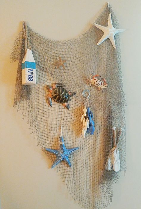 Fishing Net Wall Decor, Gallery Wall Tips, Nautical Decor Living Room, Sailor Decor, Fish Net Decor, Ocean Art Projects, Mini Home Gym, Decor Marin, Nautical Bathroom