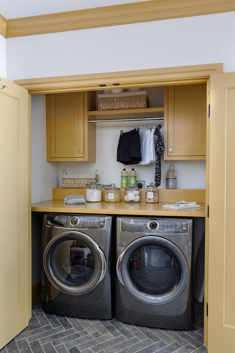 8 Exceptionally Pleasing Laundry Rooms Kitchen Laundry Combo, Kitchen Laundry Combo Layout, Transitional Home Design, Transitional Laundry Room, Transitional Family Room, Traditional Laundry Room, Transitional Dining Room, Interior Clean, Transitional Living