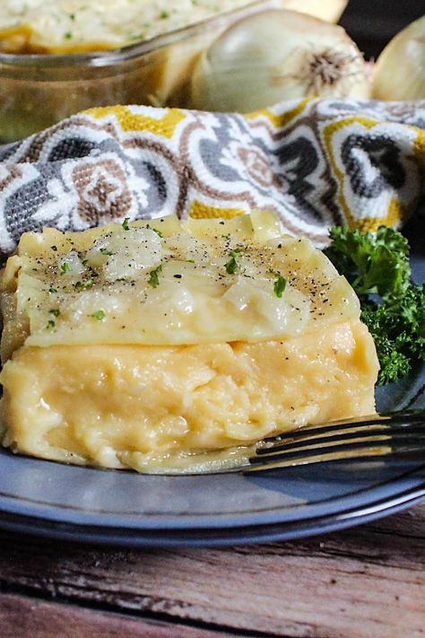 Pierogi Casserole Perogi Casserole, Pierogi Casserole, Polish Dishes, Just A Pinch Recipes, Mom Recipes, Polish Food, Supper Recipes, Spaghetti Recipes, Polish Recipes