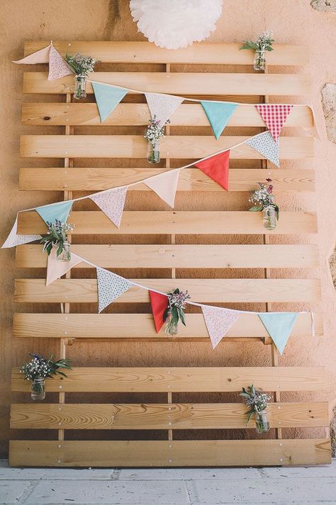 Decor Photobooth, Homemade Wedding Decorations, Pallet Backdrop, Photowall Ideas, Bunting Wedding, Pallet Wedding, Deco Champetre, Simple Wedding Decorations, Wedding Decorations On A Budget