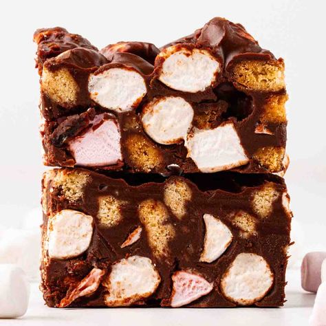 Rocky Road {Best Ever Recipe!} Rocky Road Squares, Homemade Rocky Road, Easy Rocky Road Recipe, Slow Cooker Fudge, Pan Desserts, Cranberry Bites, Rocky Road Recipe, Callebaut Chocolate, Tray Bake