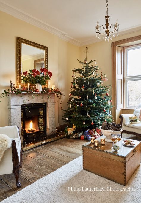 Christmas in a Beautiful Restored Victorian terraced house Houses With Christmas Lights, Terraced House Interior, House Christmas Lights, Interior Lounge, Open Plan Dining, Victorian Terrace Interior, Bedroom Display, Living Room Candles, Victorian Room