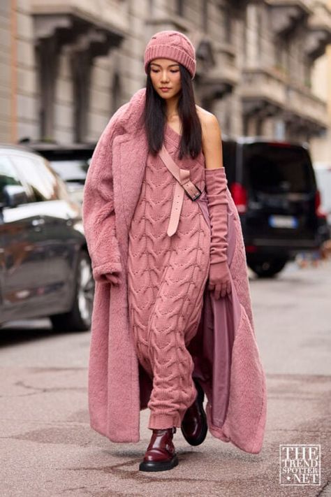 Knitted Dress Outfit, Street Mode, Estilo Hippie, Milano Fashion Week, Knitwear Fashion, Winter Mode, Cool Street Fashion, Fashion Week Street Style, Street Style Looks