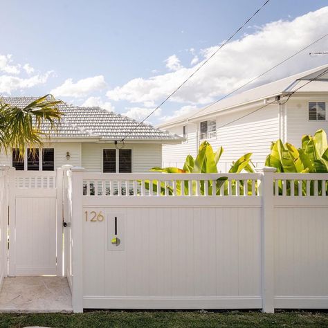 Weatherboard Carport and PVC fence - love this combo. This is the look we are going for. Now to find PVC fence supplier and installer. Who… | Instagram Front Facade Ideas, Hamptons Style Fence, Pvc Front Fence, Weatherboard Carport, Front Of House Fence Ideas, Coastal Front Fence, Weatherboard Garage, White Front Fence, White Fence Front Yard