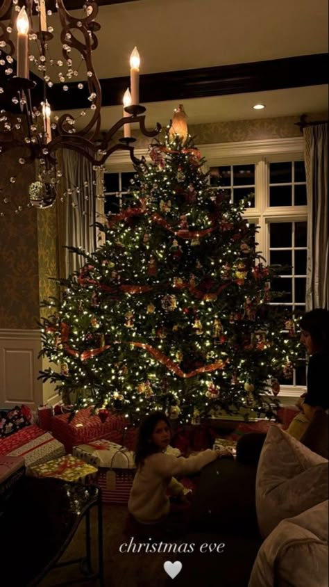 British Christmas Aesthetic, Family Christmas Aesthetic, Christmas Season Aesthetic, Christmas Time Aesthetic, Old Money Christmas, Dream Christmas, Christmas Dreaming, Christmas Vibe, Cosy Christmas