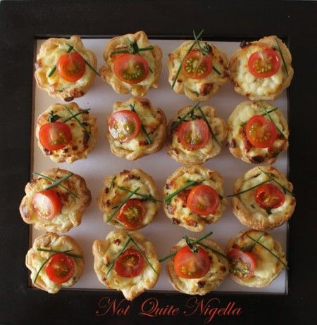 Ricotta, Chive and Tomato Mini Tarts  from Not Quite Nigella  a-ricotta_tomato_tarts4 Mini Tarts Savory, Tomato Tarts, Tomato Tart Recipe, Recipe Appetizers, Mini Tarts, Tarts Recipe, Tomato Tart, Tart Baking, Savory Tart