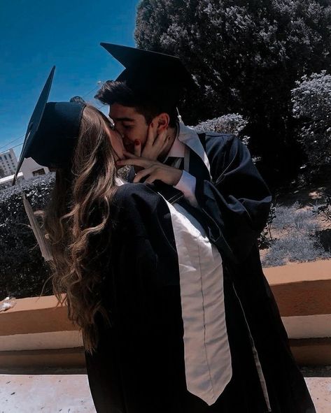 Graduation Couple Aesthetic, Graduacion Aesthetic, Couple Graduation Pictures, Grad Picture Ideas, Cap And Gown Pictures, College Graduation Photoshoot, College Graduation Pictures Poses, Graduation Photography Poses, Prom Poses