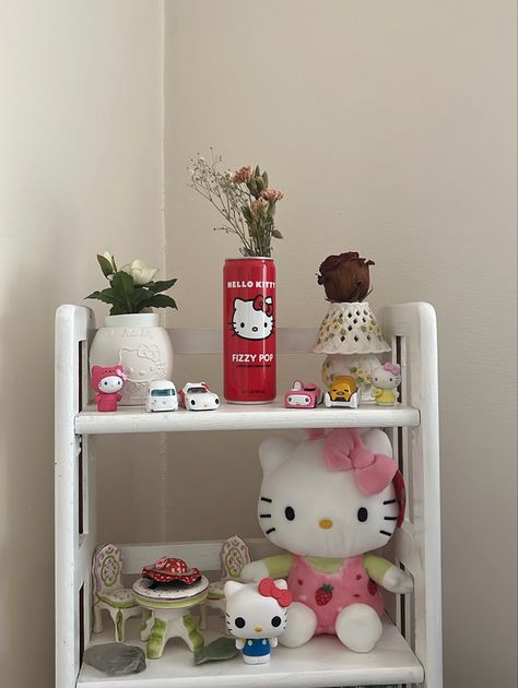 Hello kitty shelf Art Bussines Idea, Hello Kitty Shelf, Sanrio Decor, Sanrio Room Decor, Sanrio Room, Hello Kitty Room Decor, Ideas Habitaciones, Wallpaper Shelves, Hello Kitty Rooms