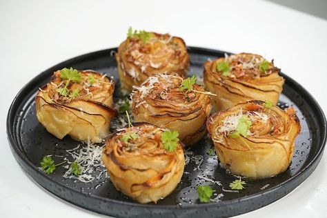 These pretty and delicious potato flowers topped with bacon butter will become your favourite side dish. Flower Potatoes With Bacon, Potato Flowers, Potato Flower, Roasted Tomato Salsa Recipe, Potato Roses, Australia Recipes, Bacon Butter, Mash Potato, Potato Stacks