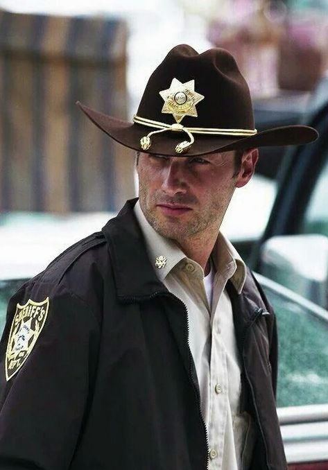 THROWBACK PIC SEASON 1 - SHERIFF RICK GRIMES Rick Grimes Photoshoot, Rick Grimes Season 1 Icon, Rick Grimes Season 1, Rick Twd, Daryl And Rick, Andy Lincoln, Negan Twd, Top Tv Shows, Walking Dead Daryl