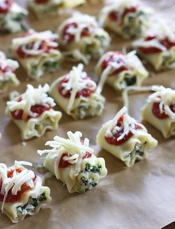 Mini Lasagna Roll Ups Appetizer... time I stepped up my appetizers LOL. These are super simple to make but look so elegant! Lasagna Spinach, Mini Lasagna, Spinach Lasagna Rolls, Porch Party, Lasagna Roll Ups, Lasagna Roll, Lasagna Rollups, Mini Rolls, Lasagna Rolls