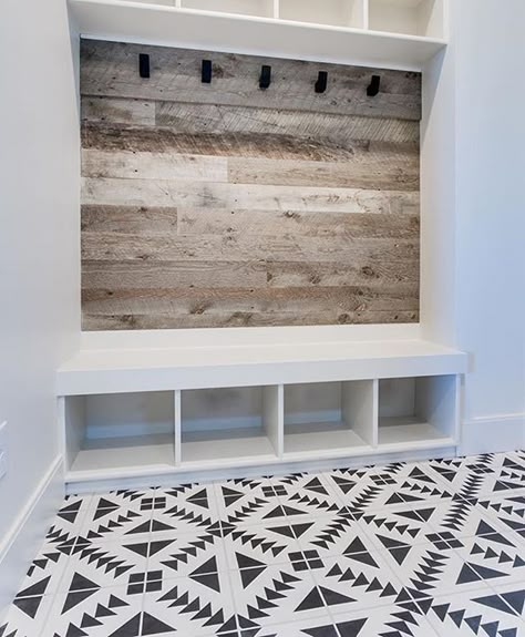 I LOVE this look for the entryway. Add shiplap or boards up the wall, add more hooks for purses and jackets and make the bench seat a little nicer. Easy weekend project! Vstupná Hala, Farmhouse Mudroom, Entryway Closet, Mudroom Entryway, Mudroom Design, Style At Home, Mud Room, Modern Farmhouse Style, Easy Home Decor