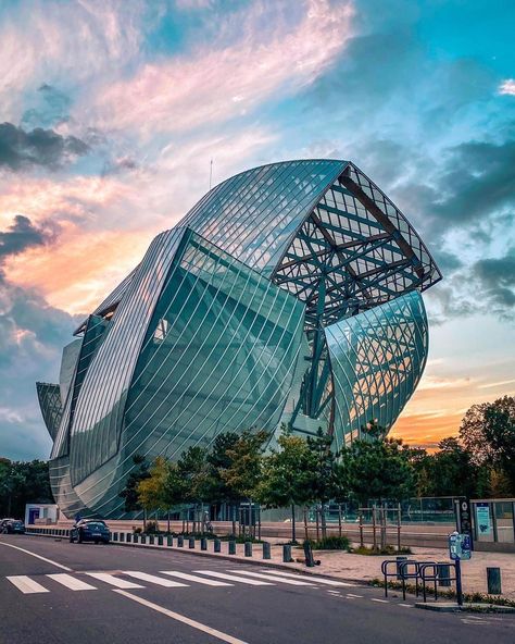 VisitParisRegion’s Instagram photo: “The Louis Vuitton Foundation, a sublime architectural vessel in the middle of the Bois de Boulogne. 🌳 . La fondation Louis Vuitton, un…” Foundation Louis Vuitton, Louis Vuitton Building, Louis Vuitton Foundation, Paris Buildings, Louis Vuitton Paris, Office Design Inspiration, Office Design, In The Middle, The Middle