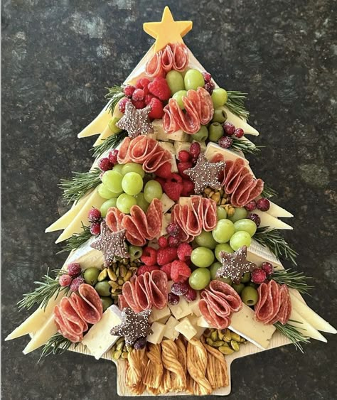 Xmas Charcuterie, Christmas Cheese Board, Christmas Charcuterie Board Ideas, Christmas Platters, Christmas Charcuterie Boards, Christmas Cheese Boards, Christmas Charcuterie Board, Charcuterie Appetizers, Snack Boards