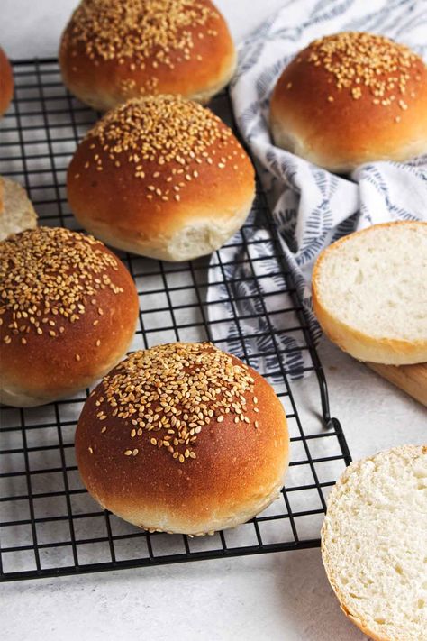 Vegan Buns Recipe, Vegan Hamburger Buns, Burger Bun Recipe, Hot Cross Buns Recipe Easy, Vegan Burger Buns, Homemade Vegan Burgers, Hamburger Buns Recipe, Vegan Hamburger, Protein Burger