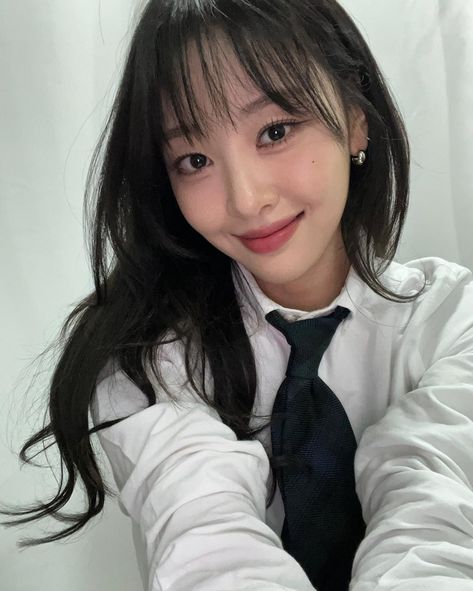 loona Yves Loona, 17 Kpop, Odd Eyes, Olivia Hye, Kpop Girl Groups, Instagram Update, Kpop Idol, Kpop Girls, Pretty People